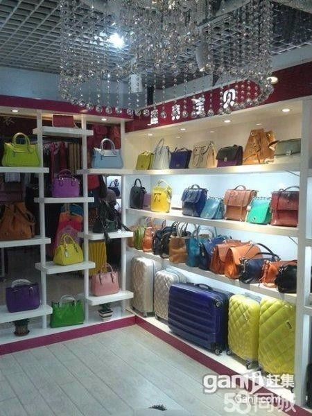 多寶閣展柜 從烤漆珠寶貨架到服裝鞋帽的多元陳列藝術(shù)